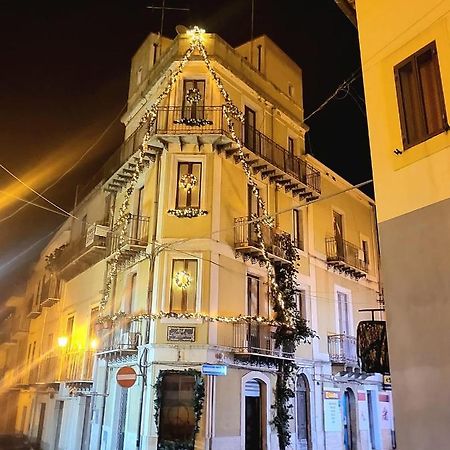 B&B L'Angolo Sulla Piazza Mirabella Imbaccari 外观 照片
