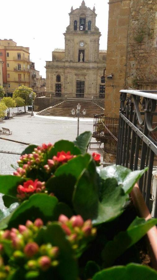 B&B L'Angolo Sulla Piazza Mirabella Imbaccari 外观 照片